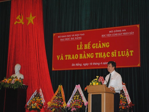 Buổi lễ trao bằng Thạc sĩ Luật